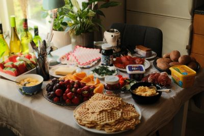 Inviting Scandinavian breakfast spread with waffles and fresh fruit, perfect for a cozy brunch. Un plateau de petit-déjeuner scandinave accueillant avec des gaufres et des fruits frais, parfait pour un brunch douillet.