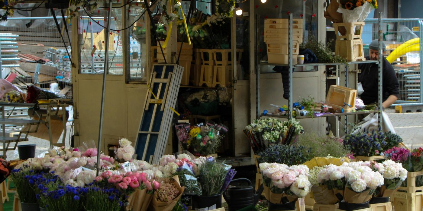 Où trouver des fleurs fraîches au marché de Versailles ?