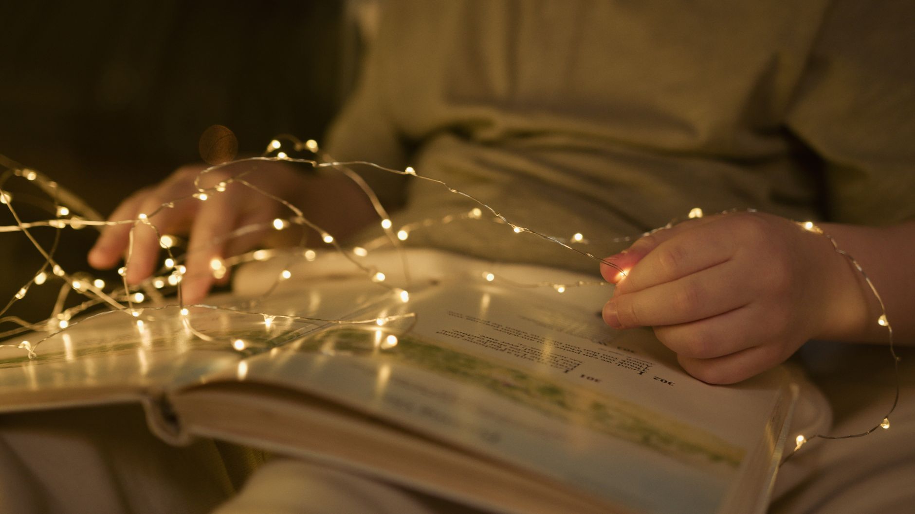 Enfant plongé dans la lecture dans un coin cosy
