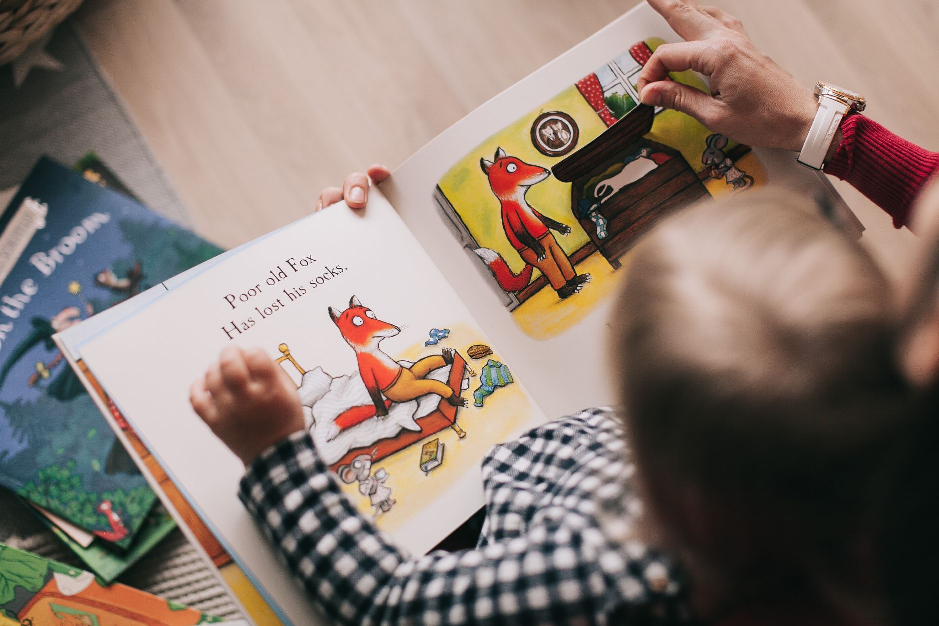 Adulte et enfant lisant un livre illustré ensemble