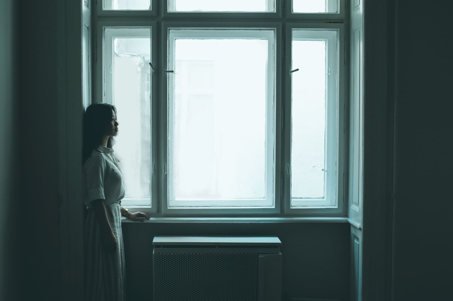 Femme seule debout près d