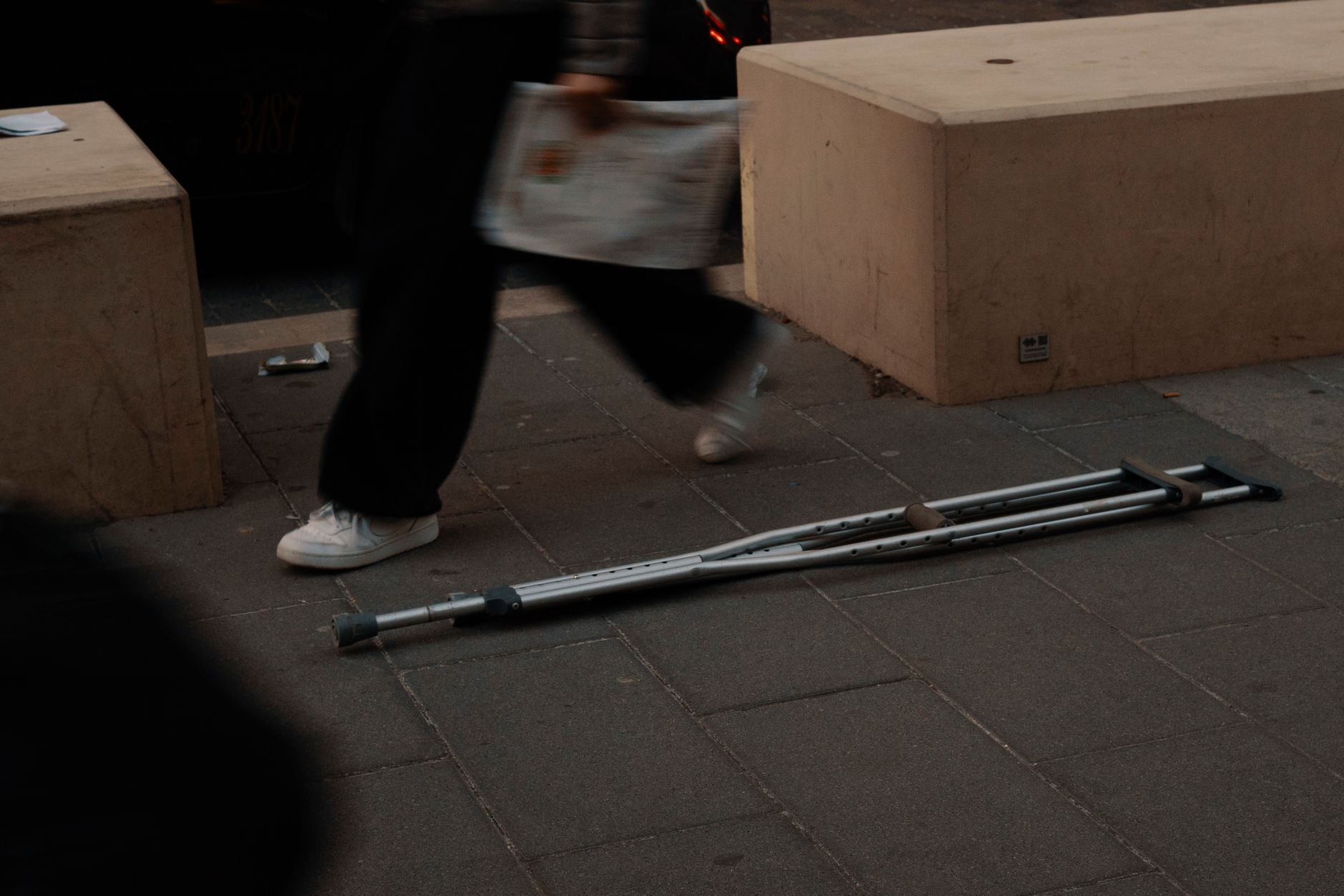 Paire de béquilles laissée sur un trottoir en ville