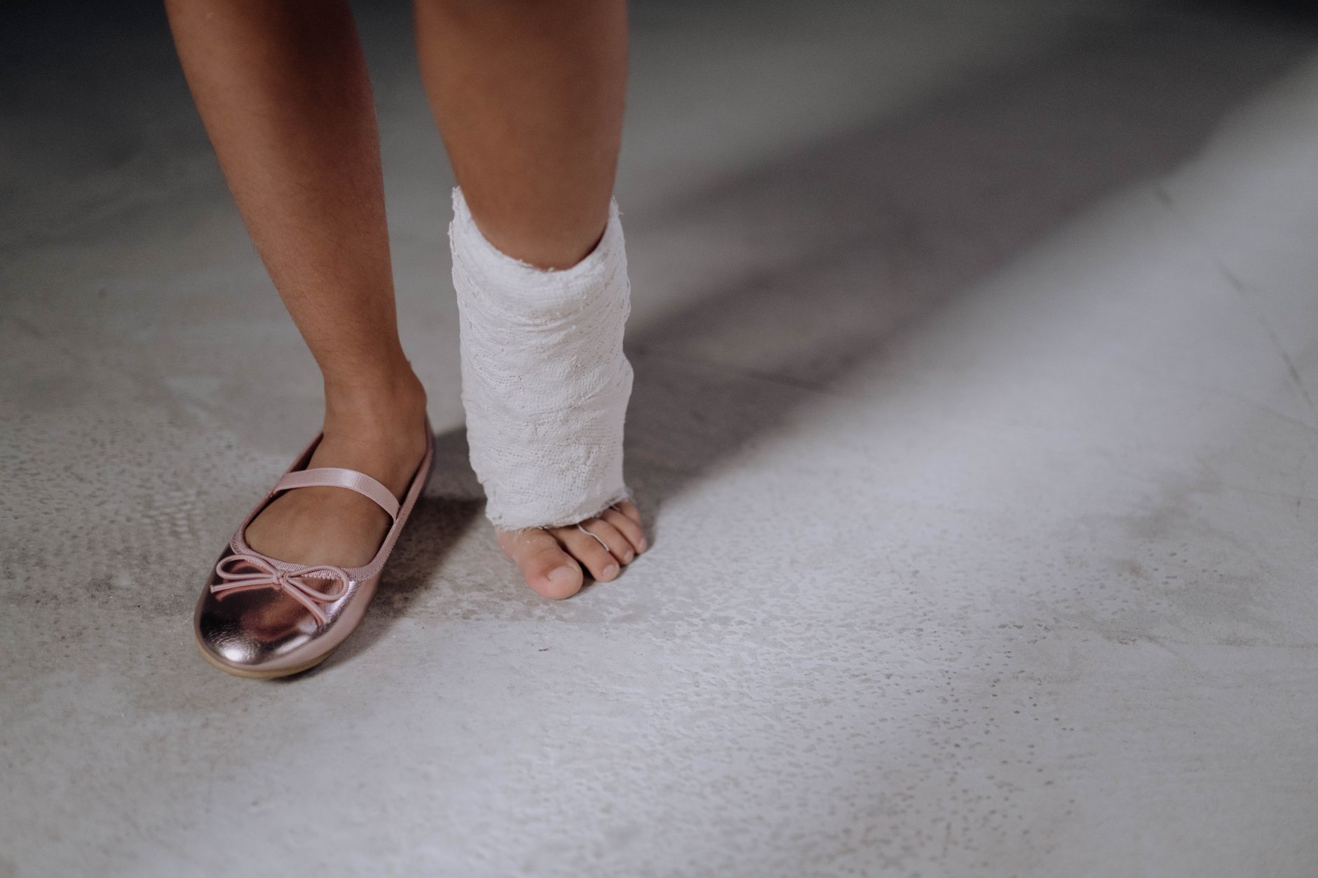 Jambe d'enfant avec une attelle orthopédique et une chaussure rose