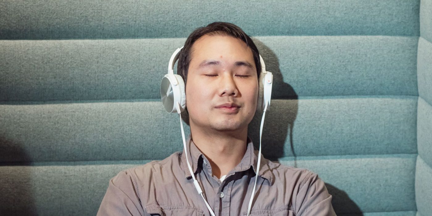 Que veut dire ASMR, ce mot qui envahit TikTok ?