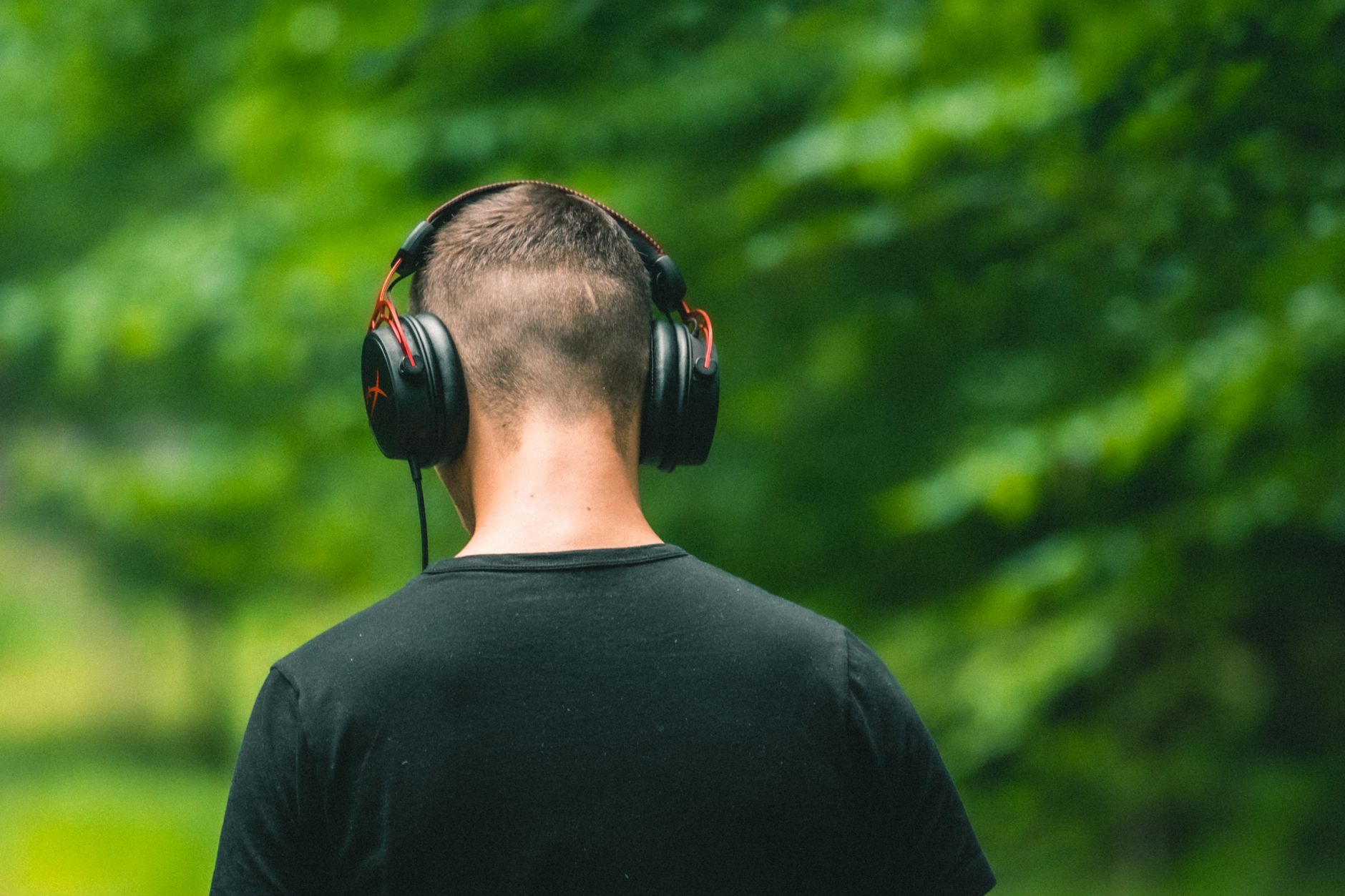 Femme au casque savourant un moment calme
