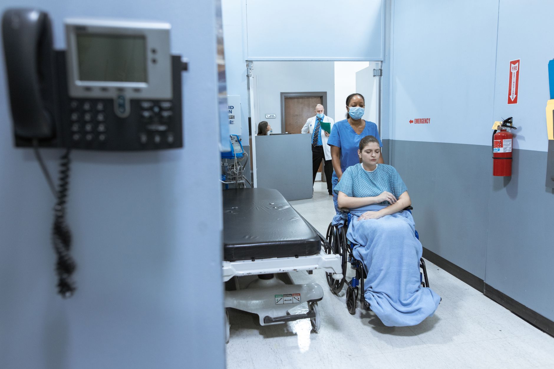 Patiente en fauteuil roulant dans un couloir d'hôpital