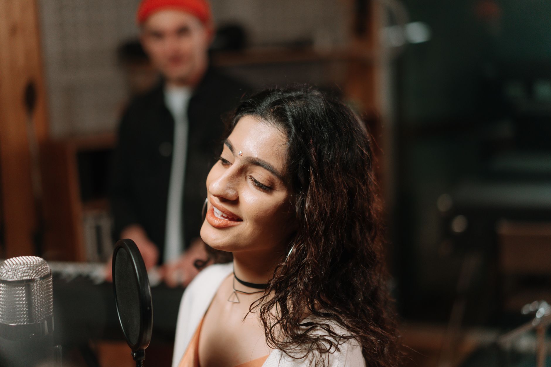 Chanteuse qui échauffe sa voix en studio