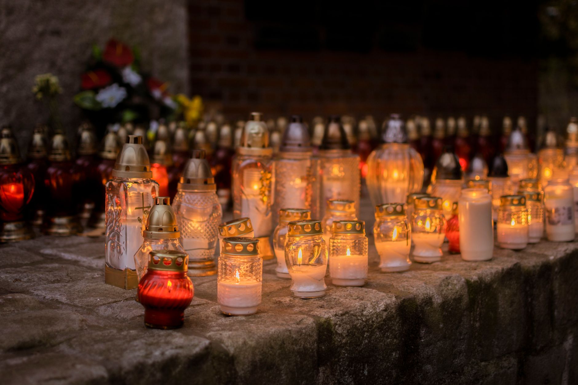 Bougies allumées en hommage funéraire
