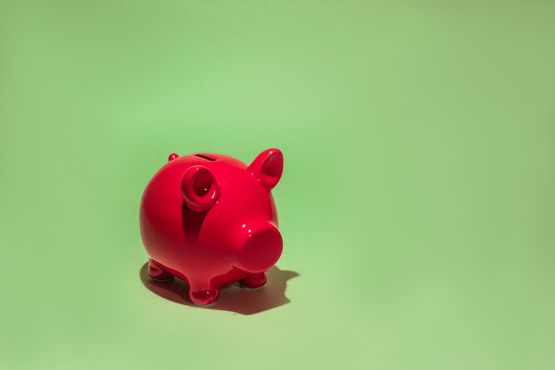 Tirelire rouge sur un fond vert