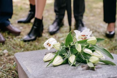 Fleurs blanches deposees en hommage lors d'obseques