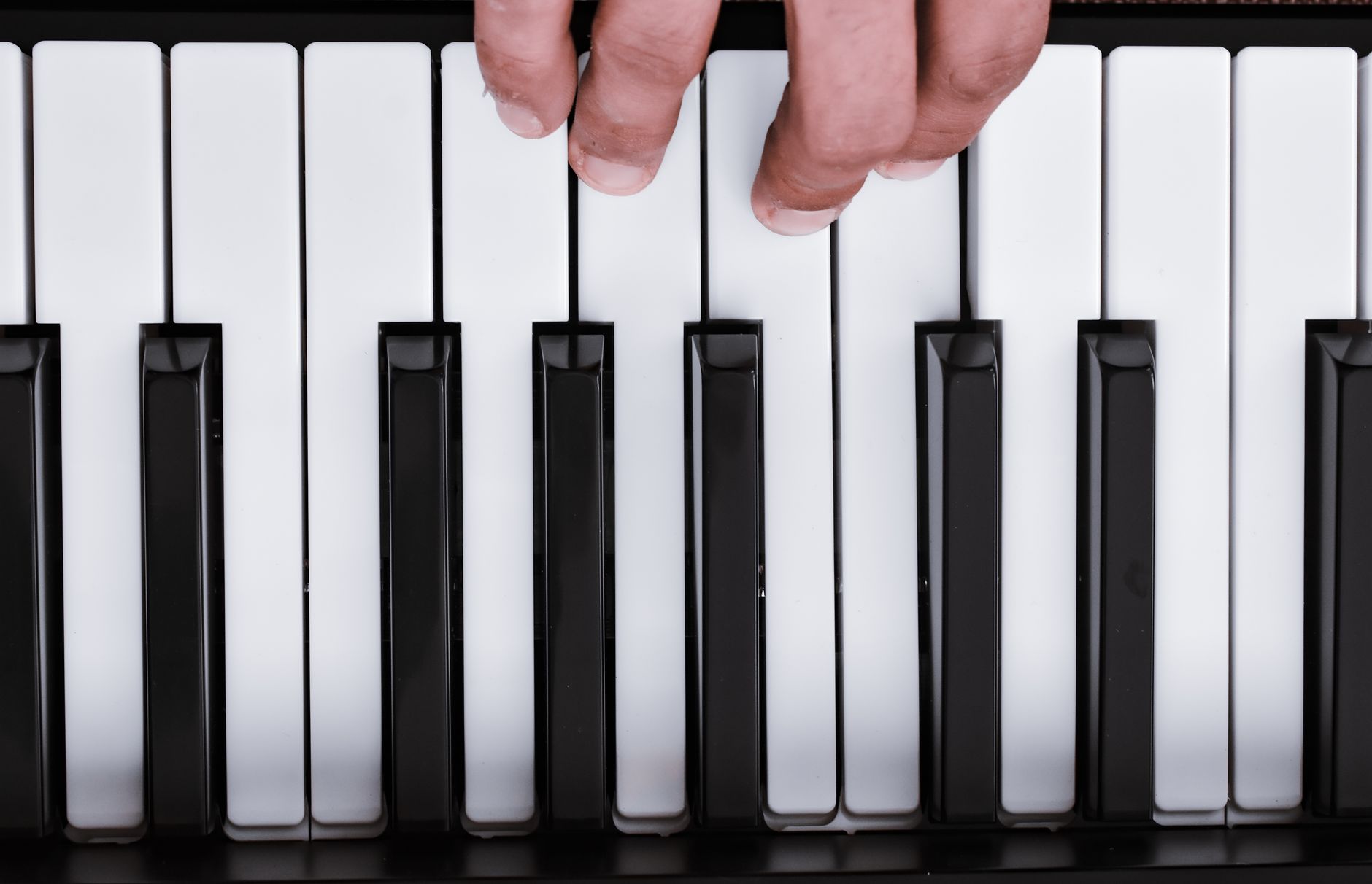 Main posée sur les touches d'un piano