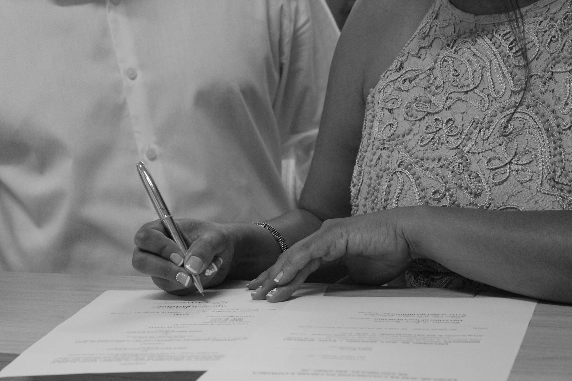 Couple qui tient un dossier de papiers