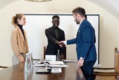 Couple qui signe un contrat ensemble
