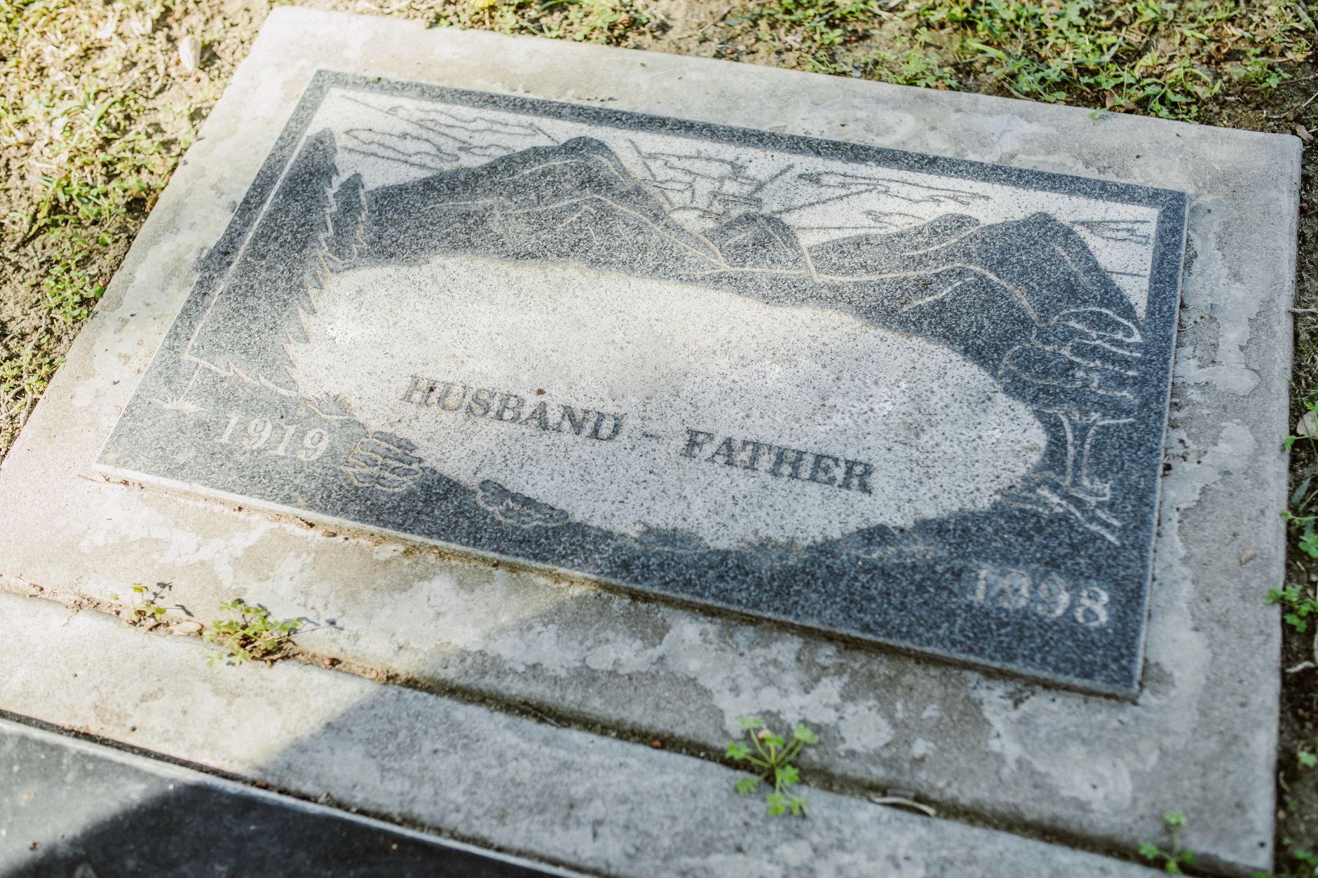 Plaque funéraire en granit avec motif gravé