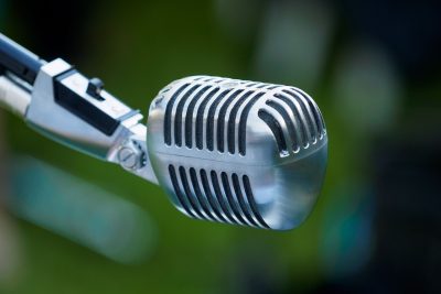 Microphone vintage sur scène