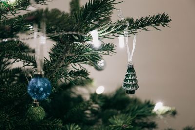 Sapin de Noël décoré illuminé dans un salon