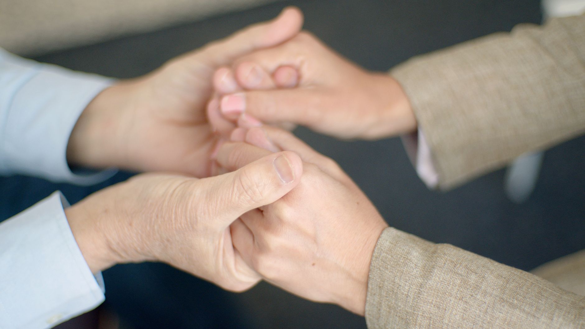 Deux mains jointes en signe de soutien