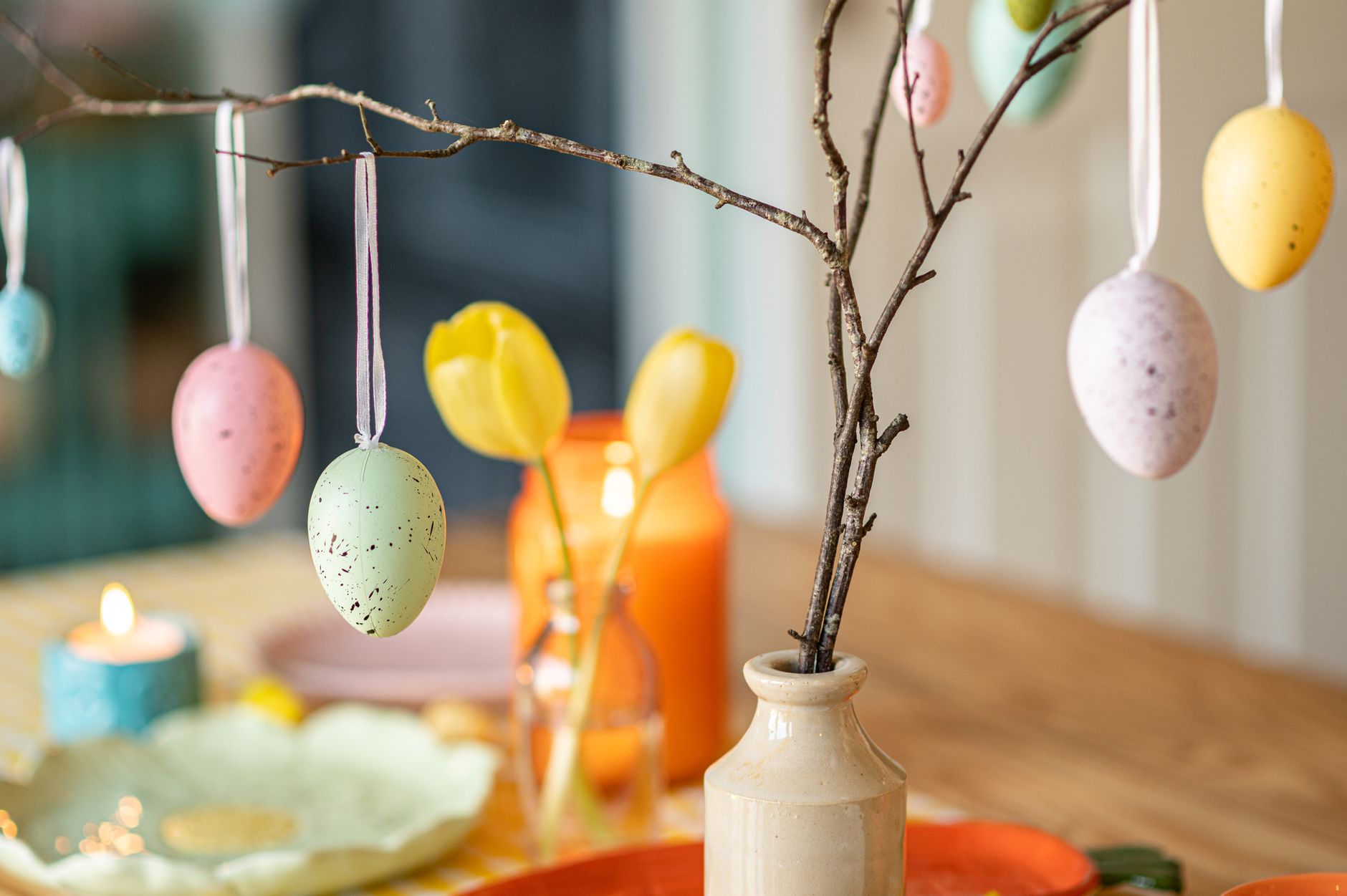 Branche décorée d’œufs pastel et de tulipes