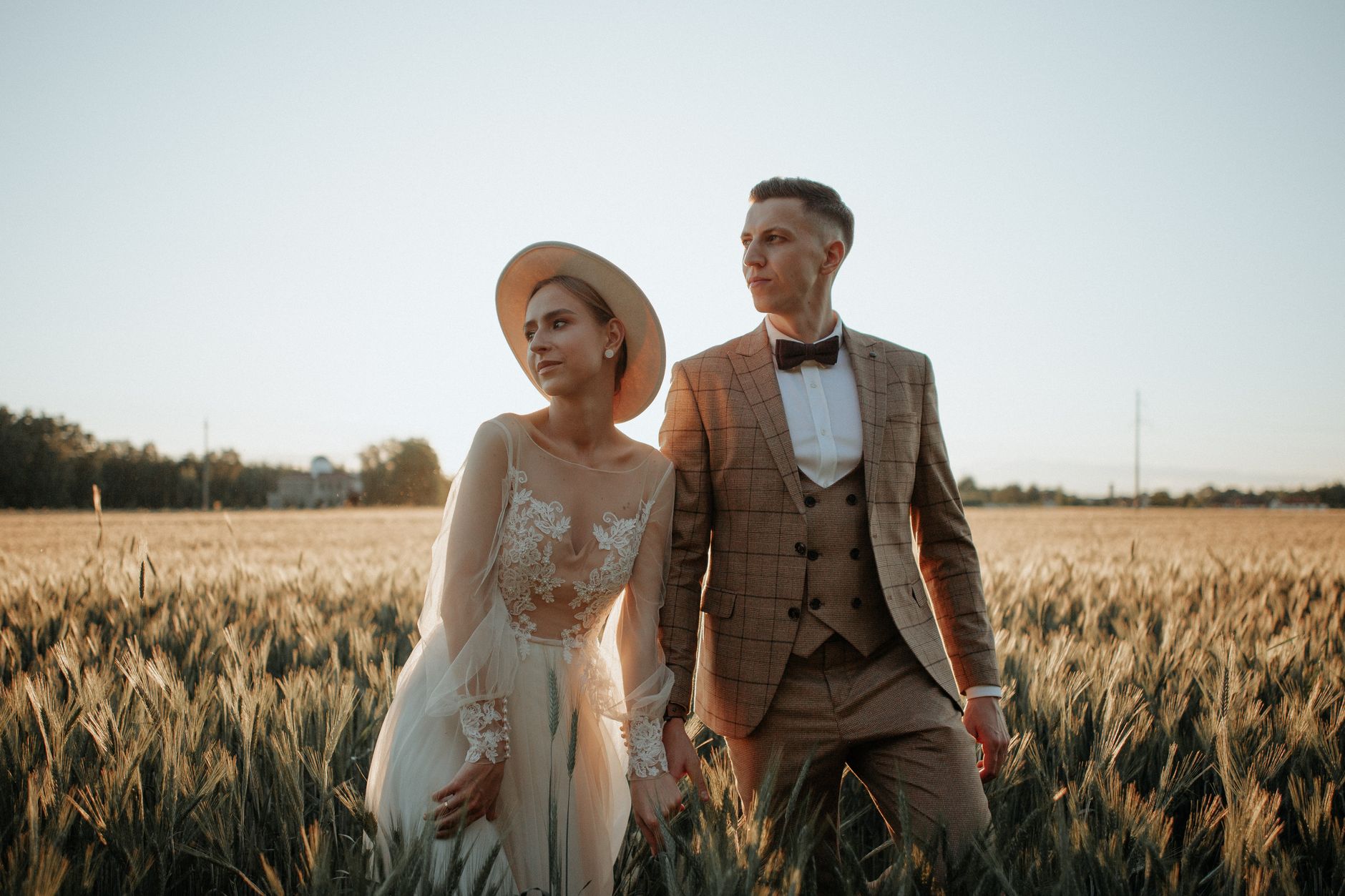 Portrait de mariage d’un couple dans un champ