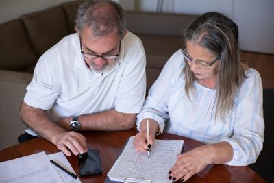 Couple de seniors étudiant des documents à la maison