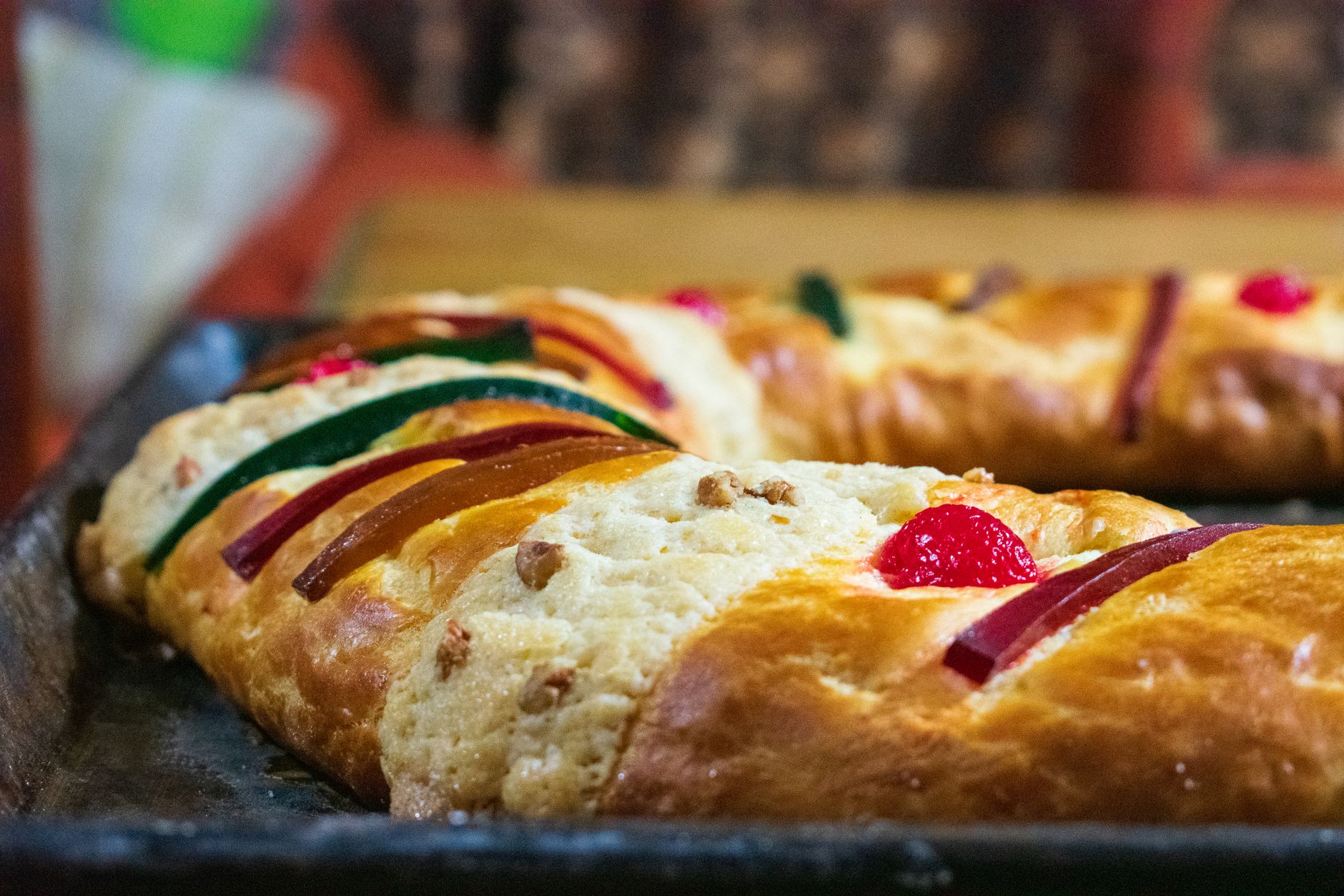 Brioche des rois garnie de fruits confits