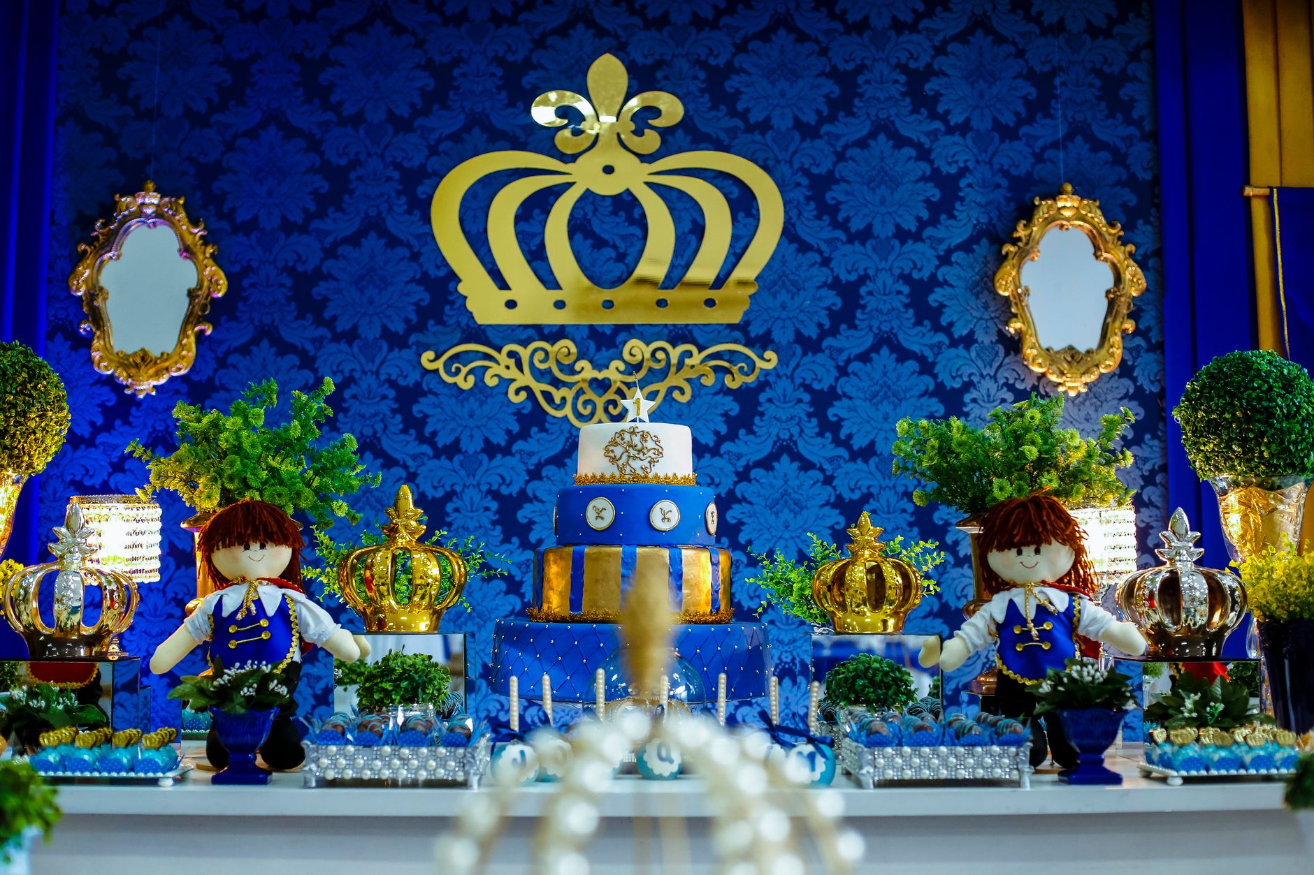 Couronnes et décors pour une table de rois