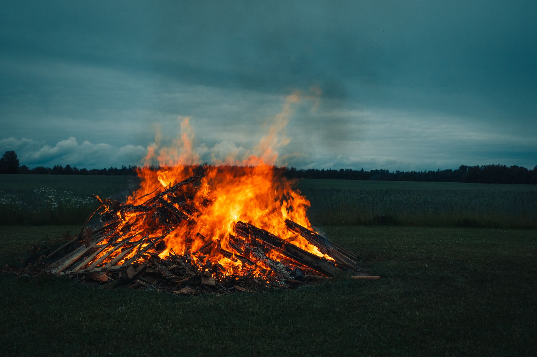 Feu de joie dans un champ à la campagne