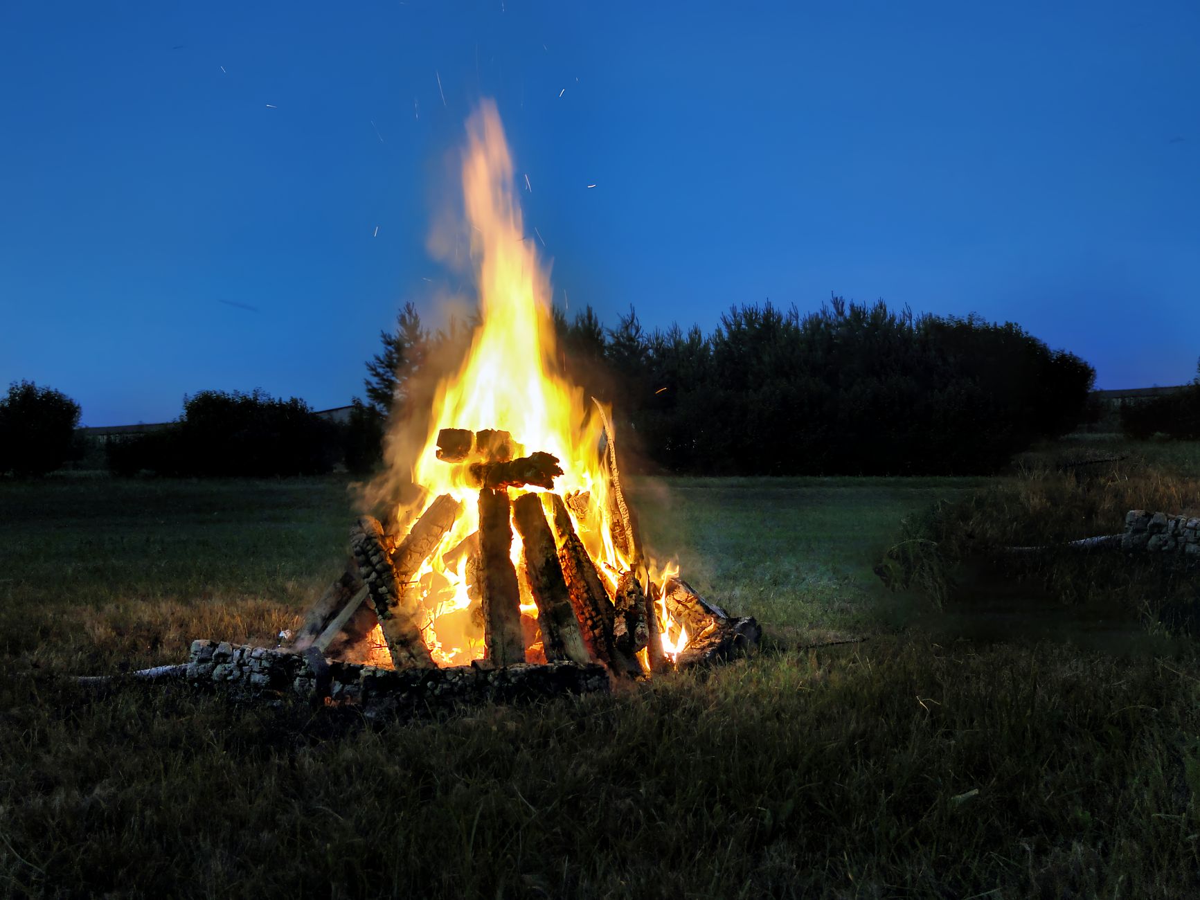 Feu de joie lumineux dans la nuit