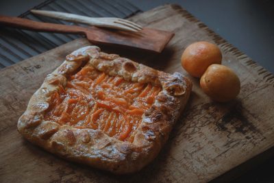Galette rustique à l'abricot sur une planche en bois