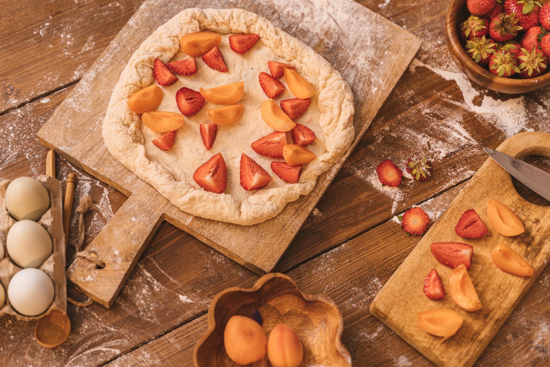 Galette de fruits vue du dessus dans une cuisine