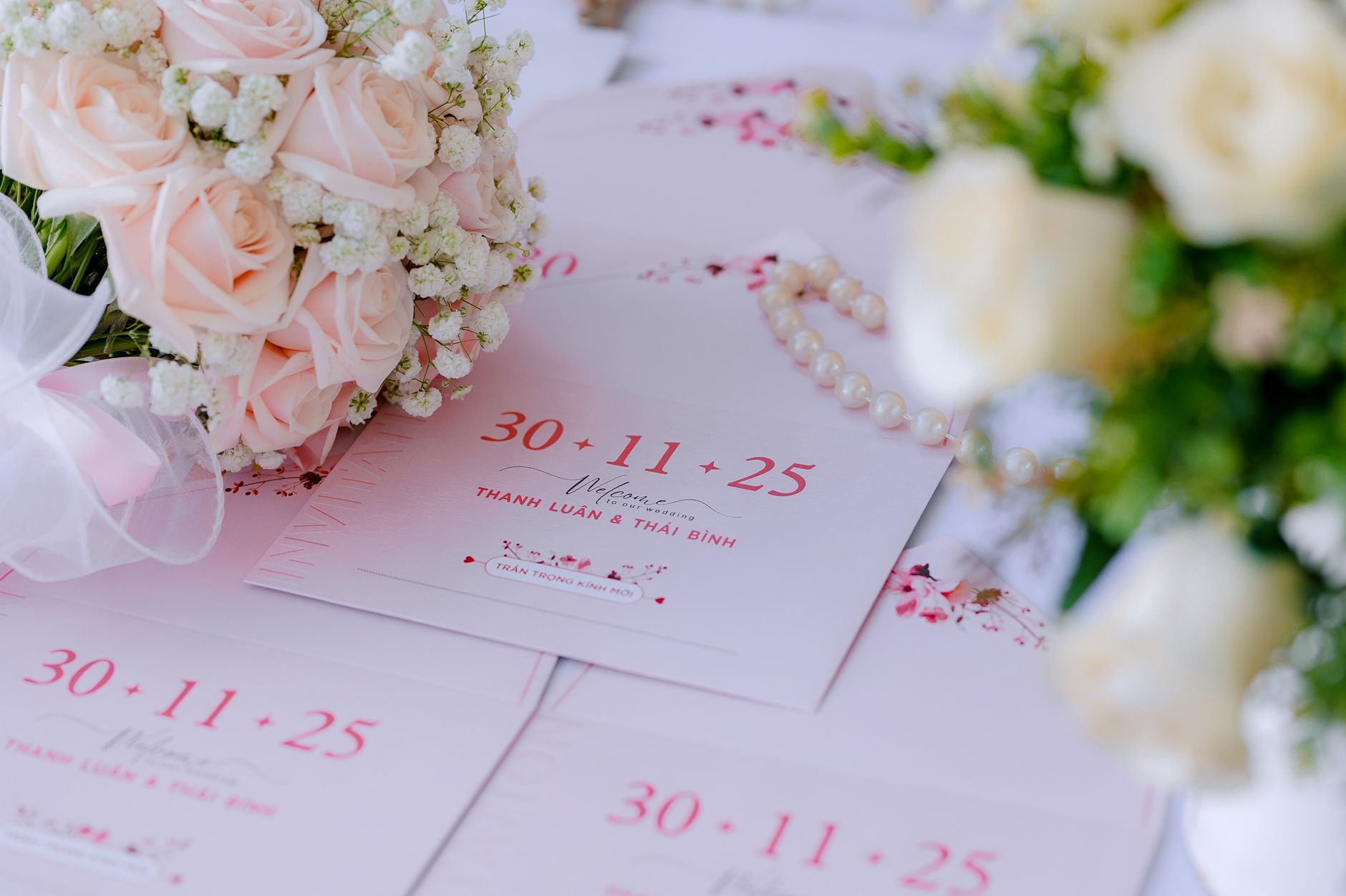 Invitations de mariage entourées de fleurs douces