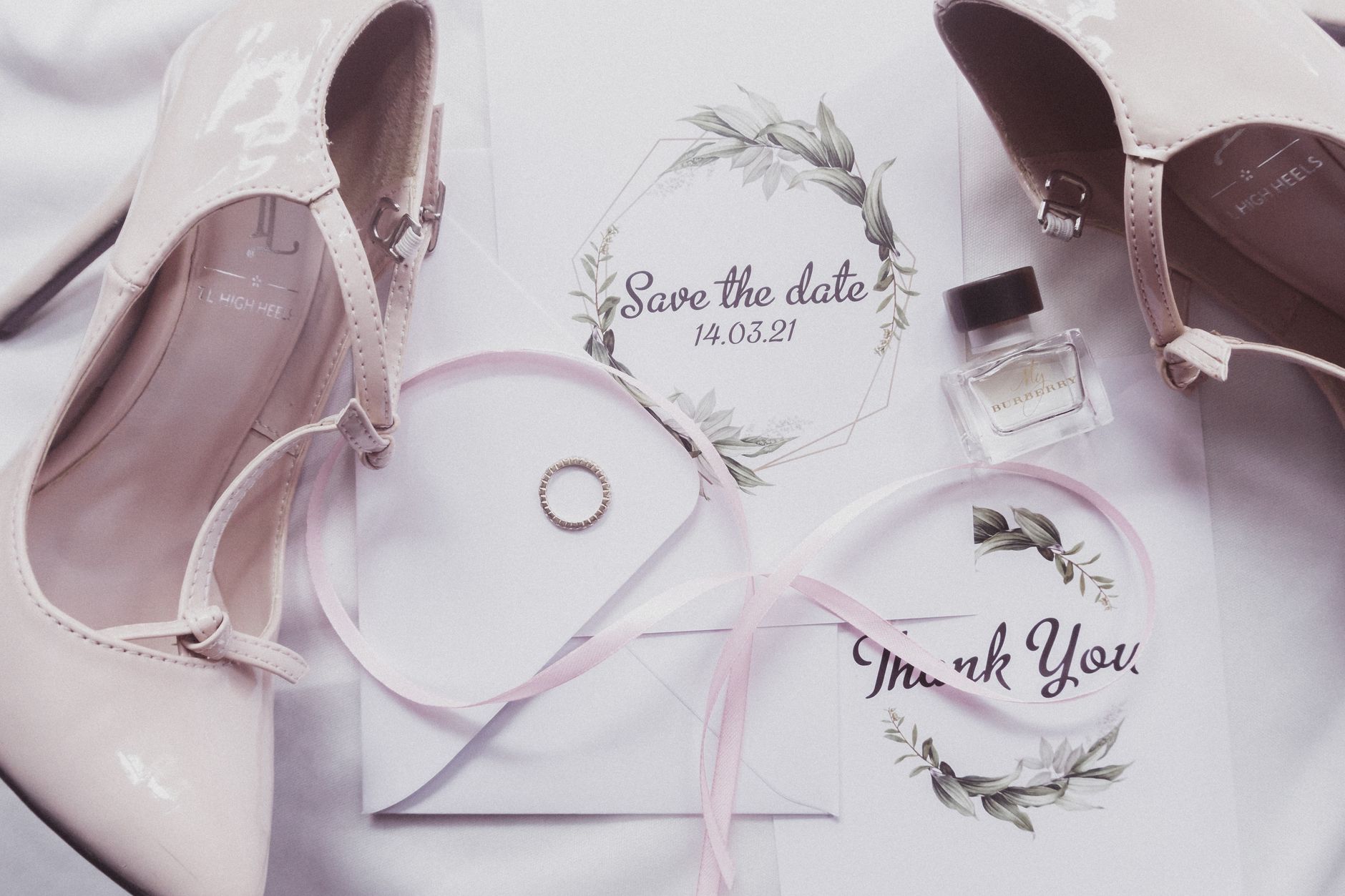 Accessoires de mariage, escarpins et invitation