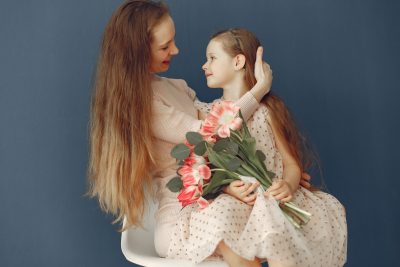 Une mère et sa fille échangent un regard avec des fleurs