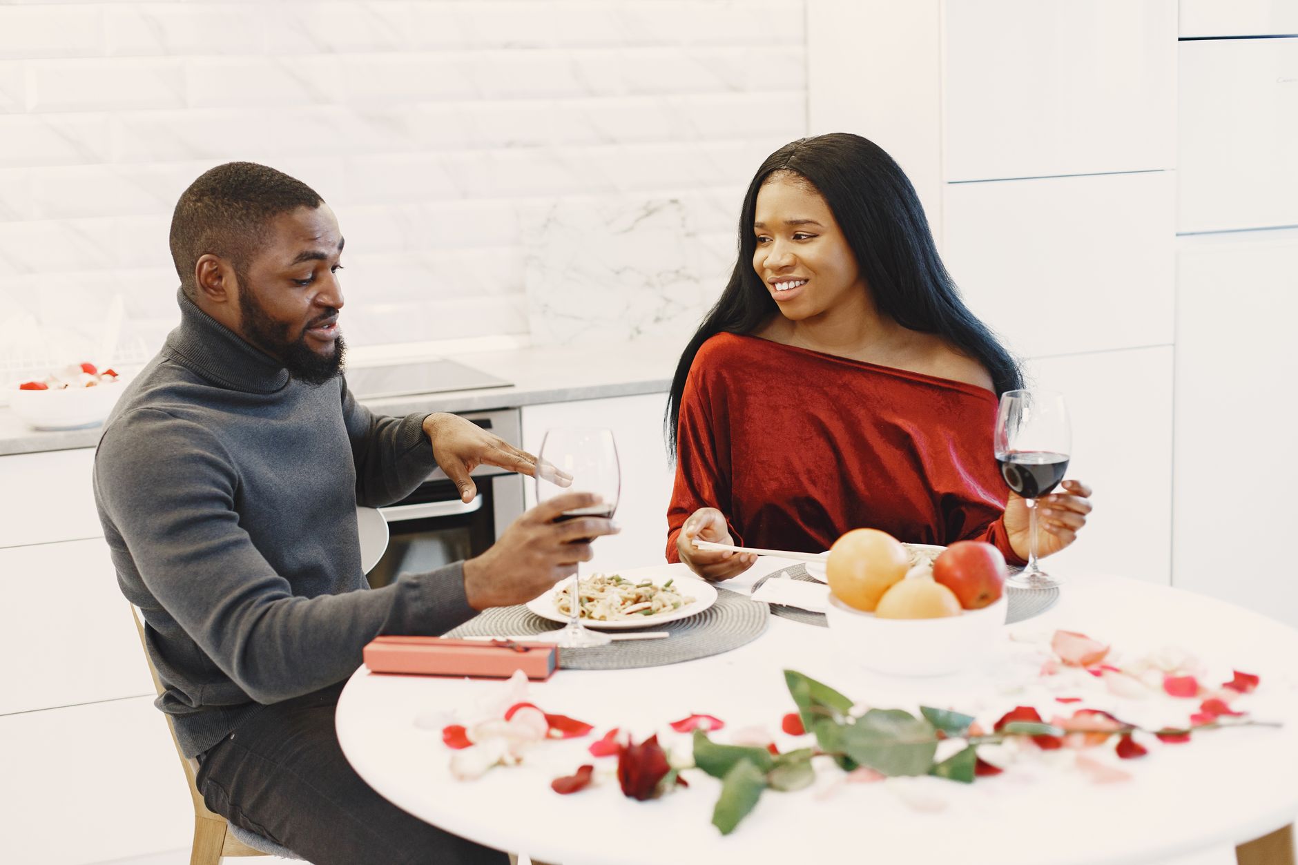 Dîner romantique à deux avec vin et roses