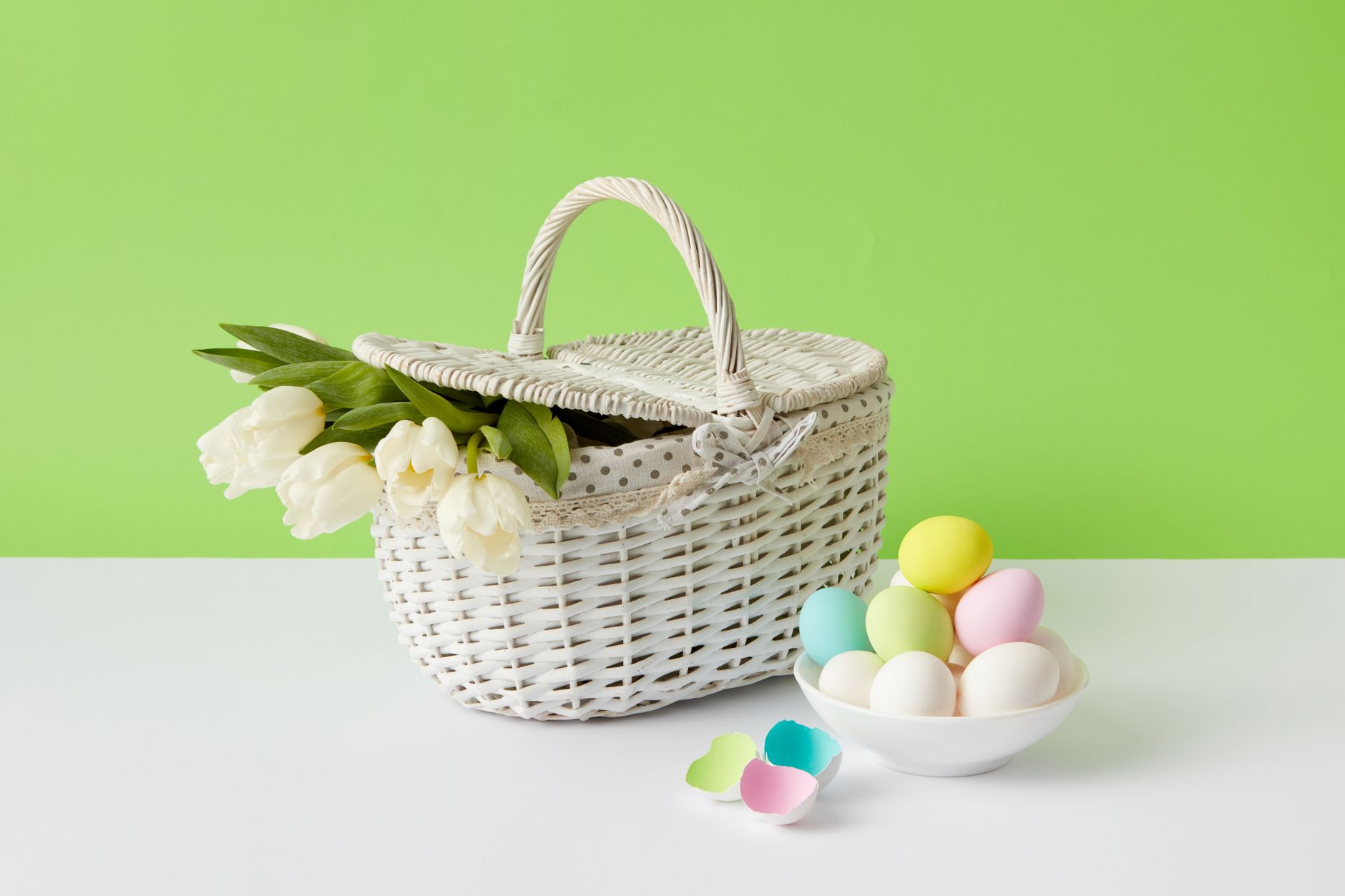 Panier en osier avec tulipes et oeufs pastel