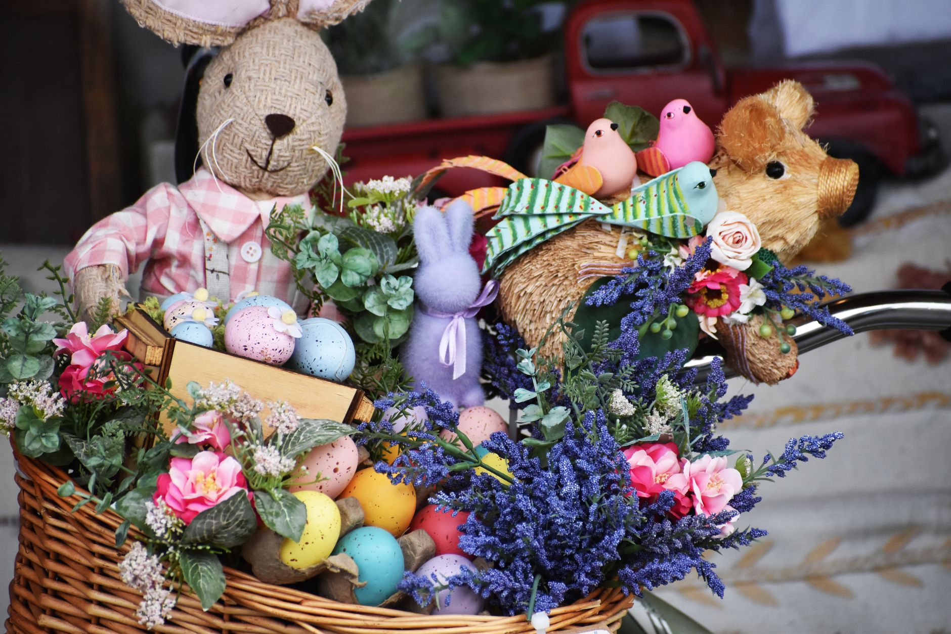 Panier de Pâques garni d'oeufs décorés
