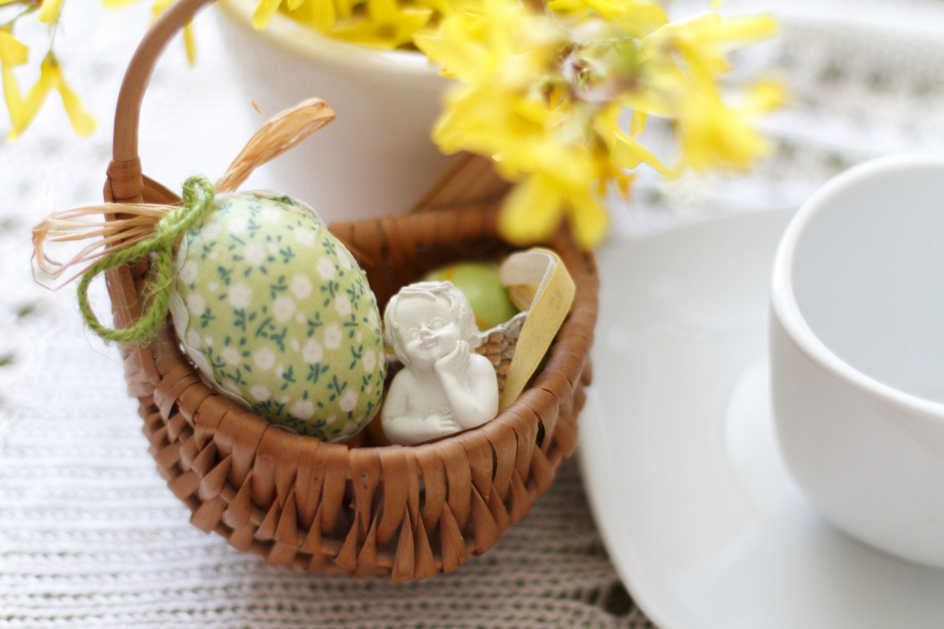 Panier de Pâques avec oeuf fleuri