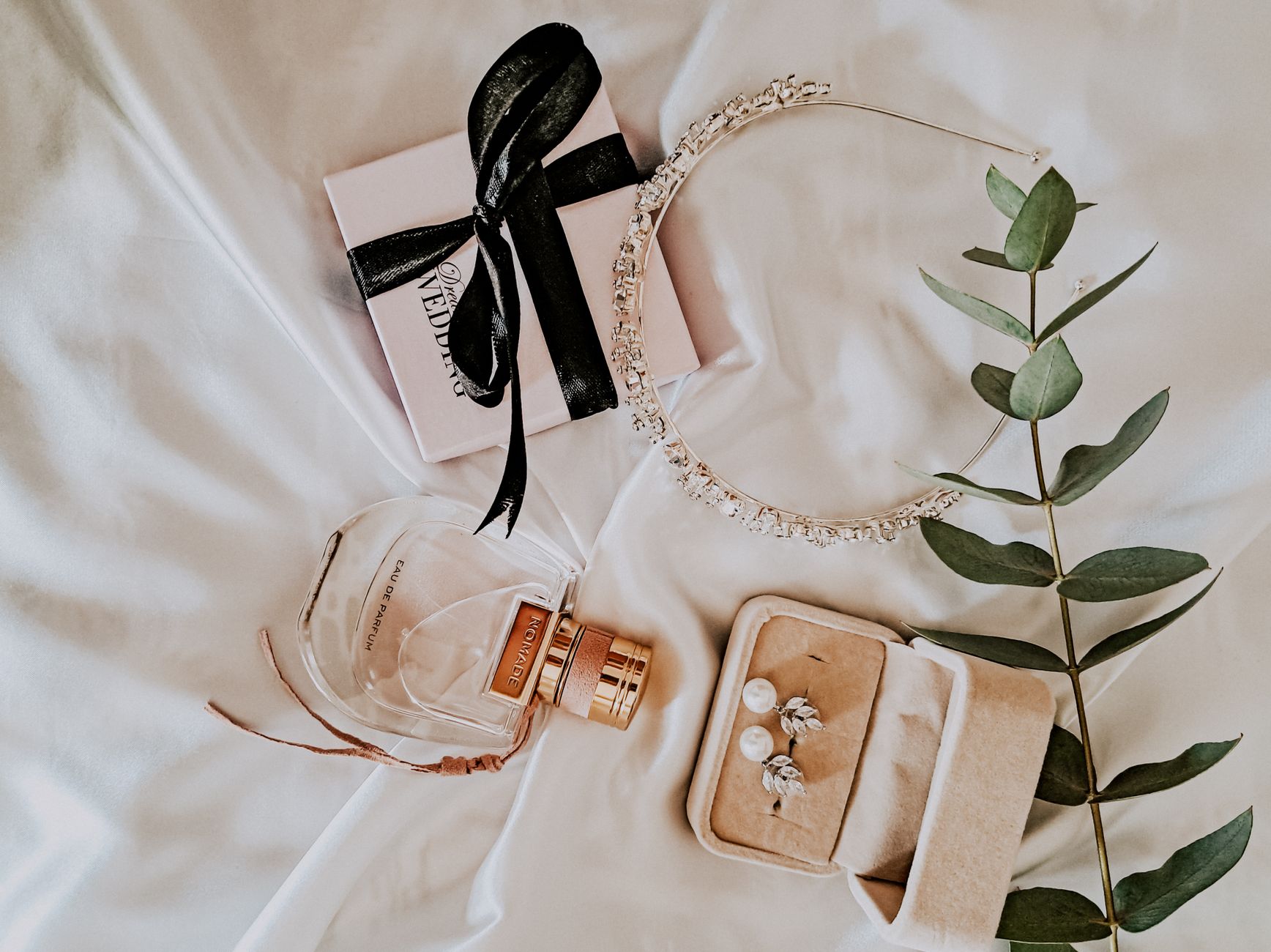 Parfum, bijou et boîte cadeau pour un mariage