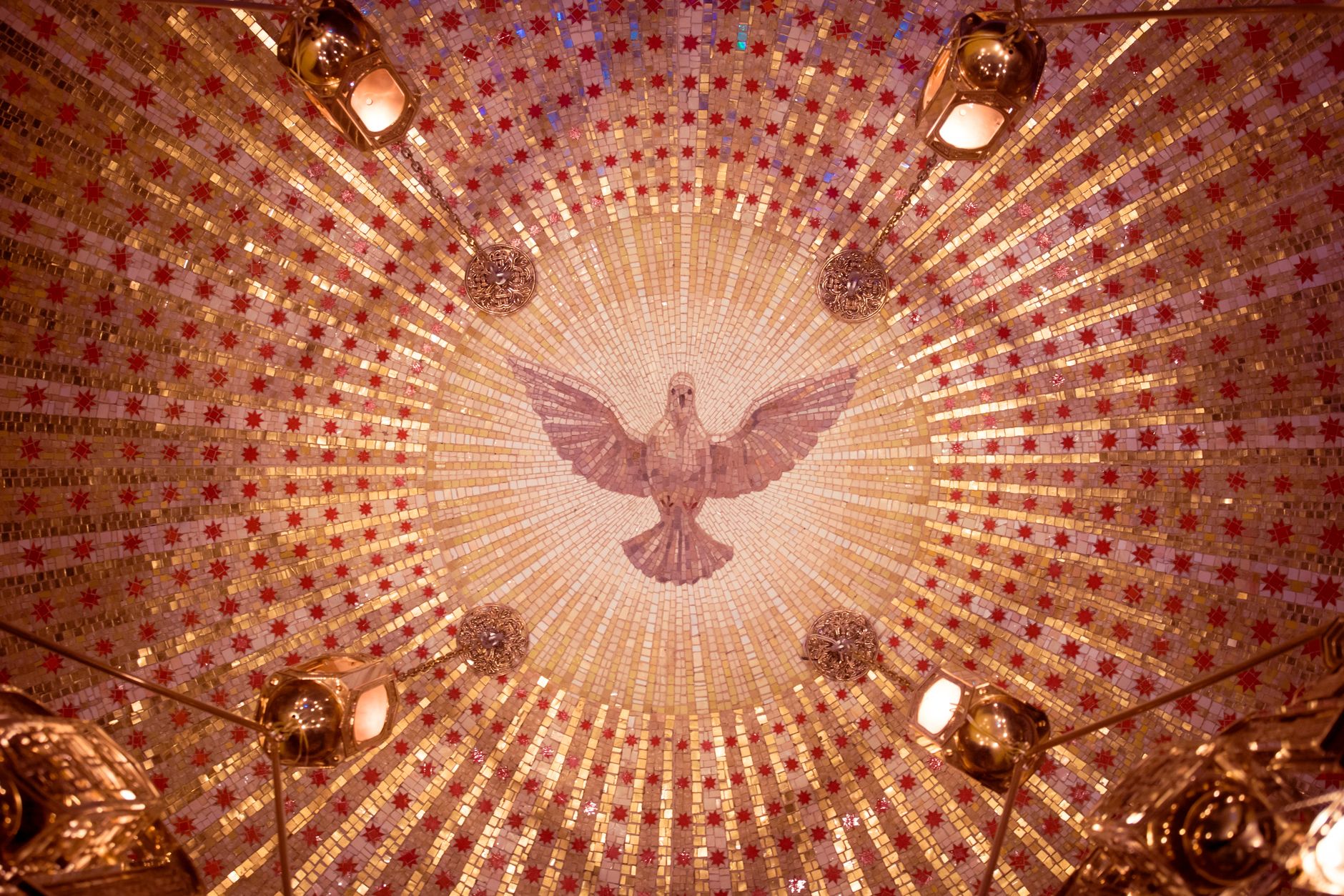Mosaïque de coupole ornée d'une colombe dorée