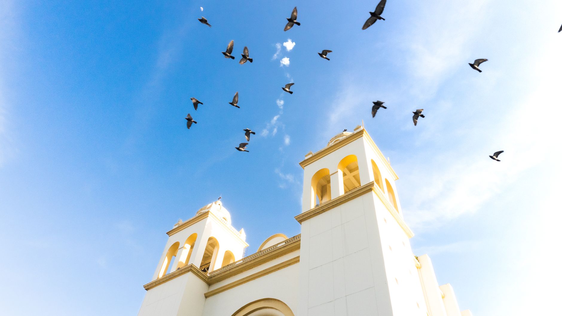 Envol d'oiseaux au-dessus d'un monument ancien