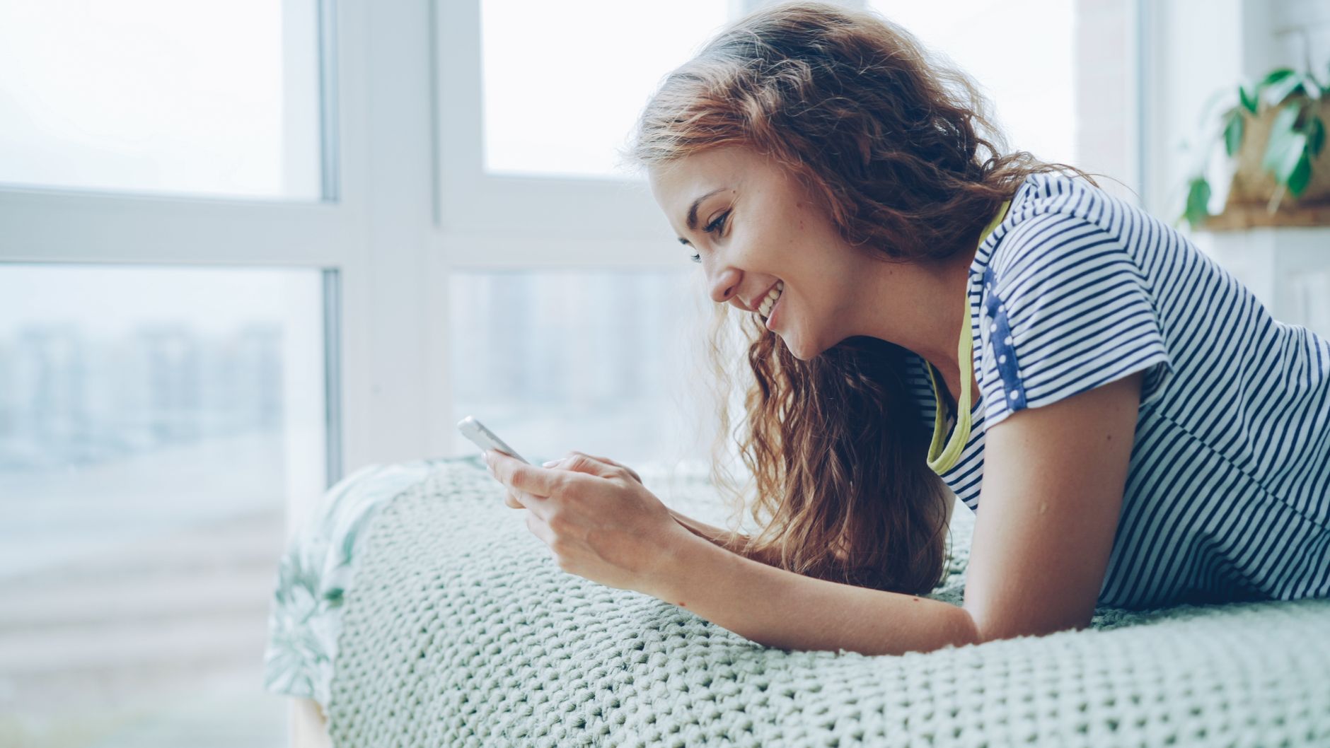 Mains tenant un smartphone pour répondre à un proche