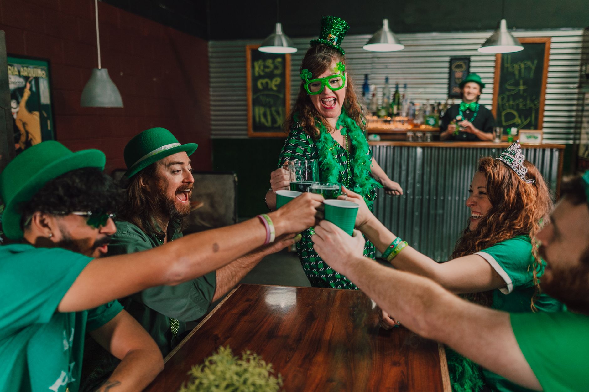 Amis en tenue verte qui fêtent la Saint-Patrick
