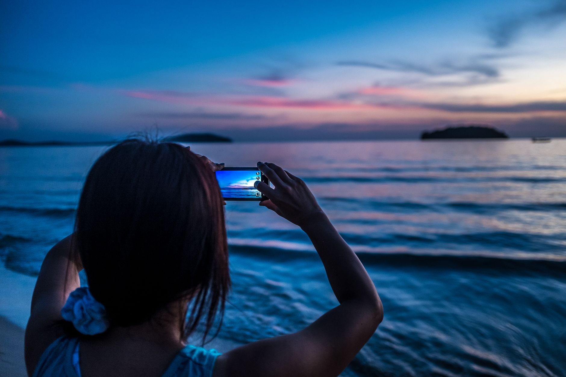 Coucher de soleil sur la mer photographié au smartphone