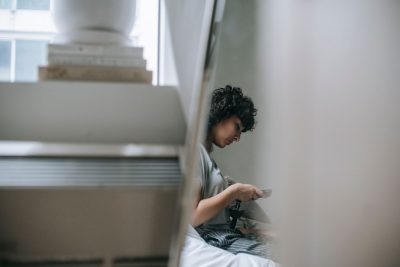 Femme qui écrit un SMS de soutien sur son téléphone
