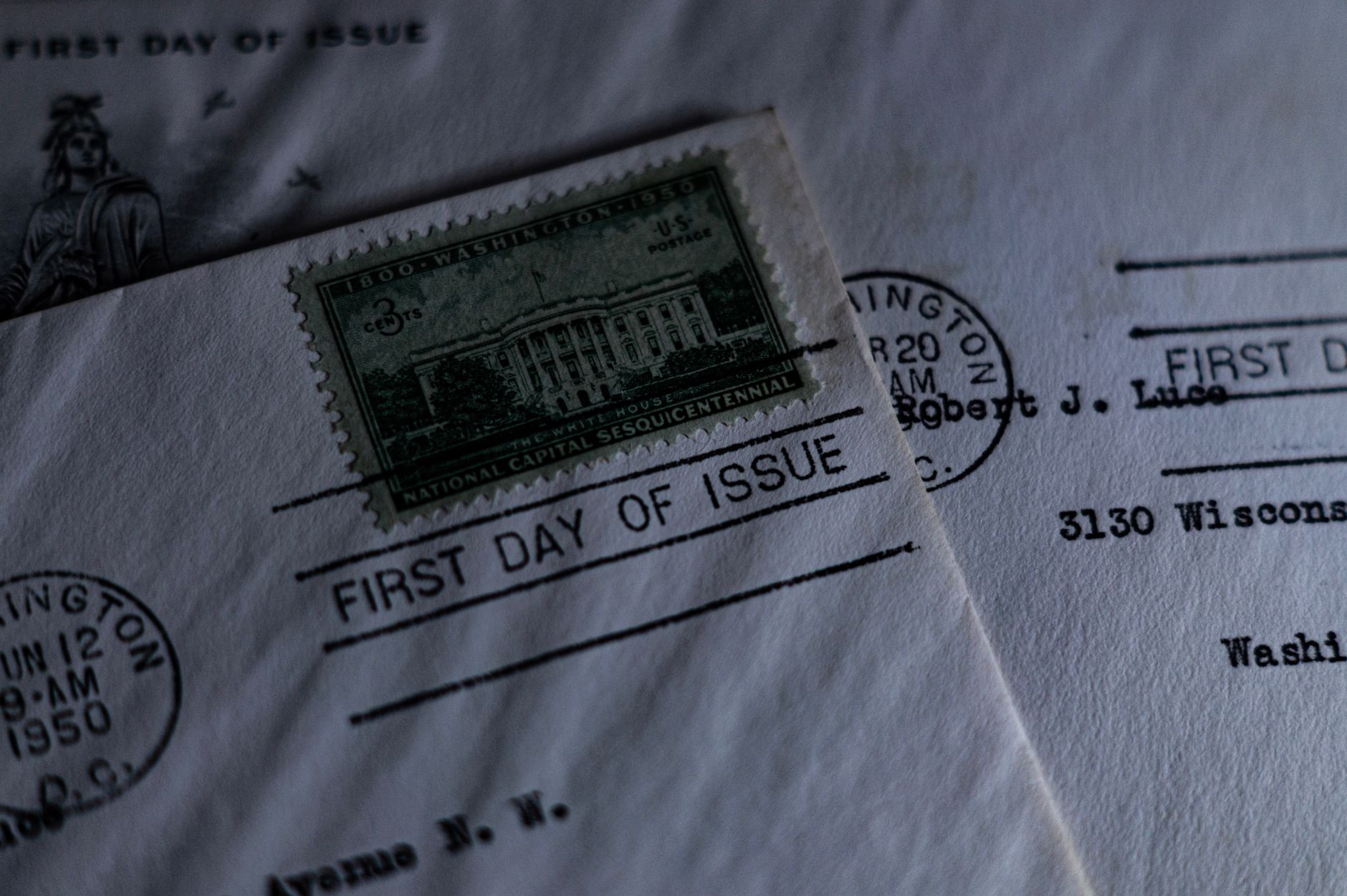 Timbre ancien collé sur une enveloppe
